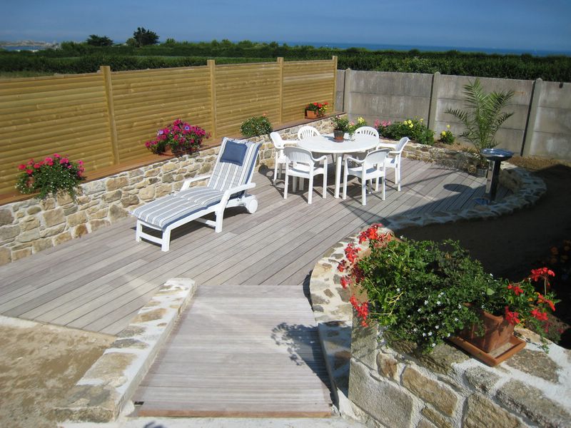 Terrasse abritée avec salon de jardin et barbecue