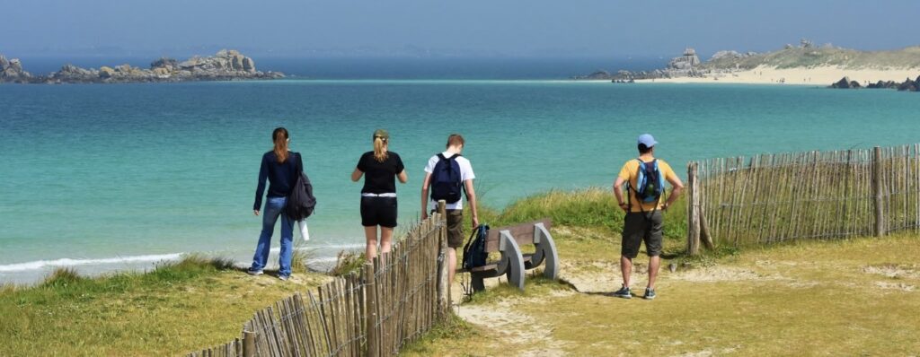 vélo GR34 sentier côtier Bretagne Finistère randonnée falaises plages criques rochers vue mer location vacances Cléder Plouescat Roscoff, cycling GR34 coastal path Brittany France hiking cliffs beaches coves rocks sea view holiday rental Cléder Plouescat Roscoff, Radfahren GR34 Küstenpfad Bretagne Wandern Klippen Strände Buchten Felsen Meerblick Ferienvermietung © Vincent Zeroual