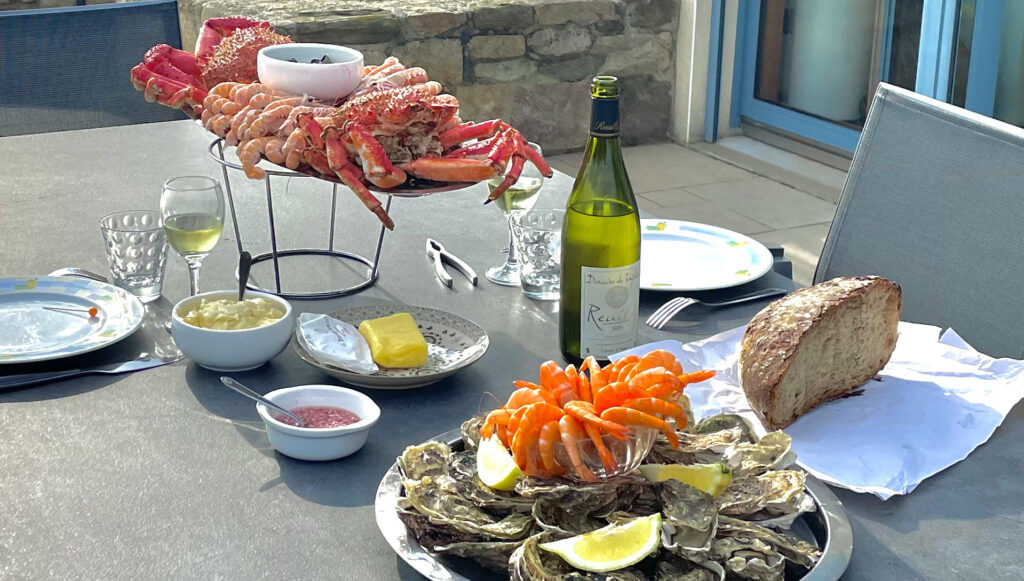 fruits de mer plateau homard araignée langoustine crabe huître moule Bretagne Finistère gastronomie pêcheur local vieux port Roscoff, seafood platter lobster spider crab langoustine crab oyster mussel Brittany France gastronomy local fisherman old port Roscoff, Meeresfrüchte Tablett Hummer Teufelskrabbe Languste Krabbe Auster Muschel Bretagne Gastronomie lokaler Fischer alter Hafen Roscoff